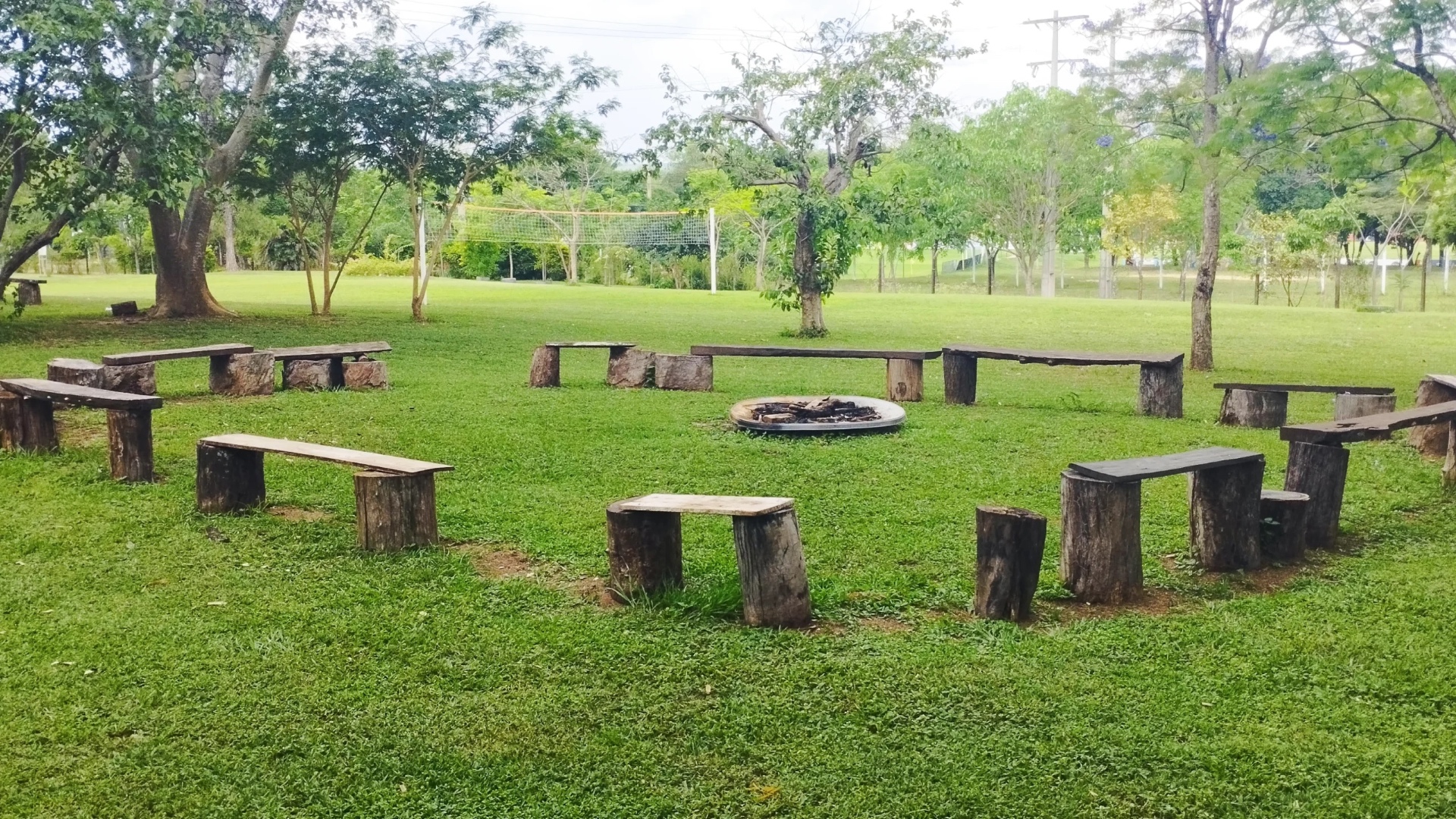 Círculo de bancos de madera alrededor de una fogata