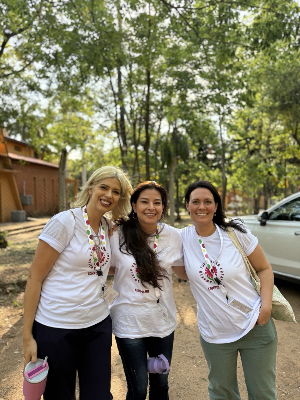 Tres líderes de Campalma sonriendo juntas al aire libre
