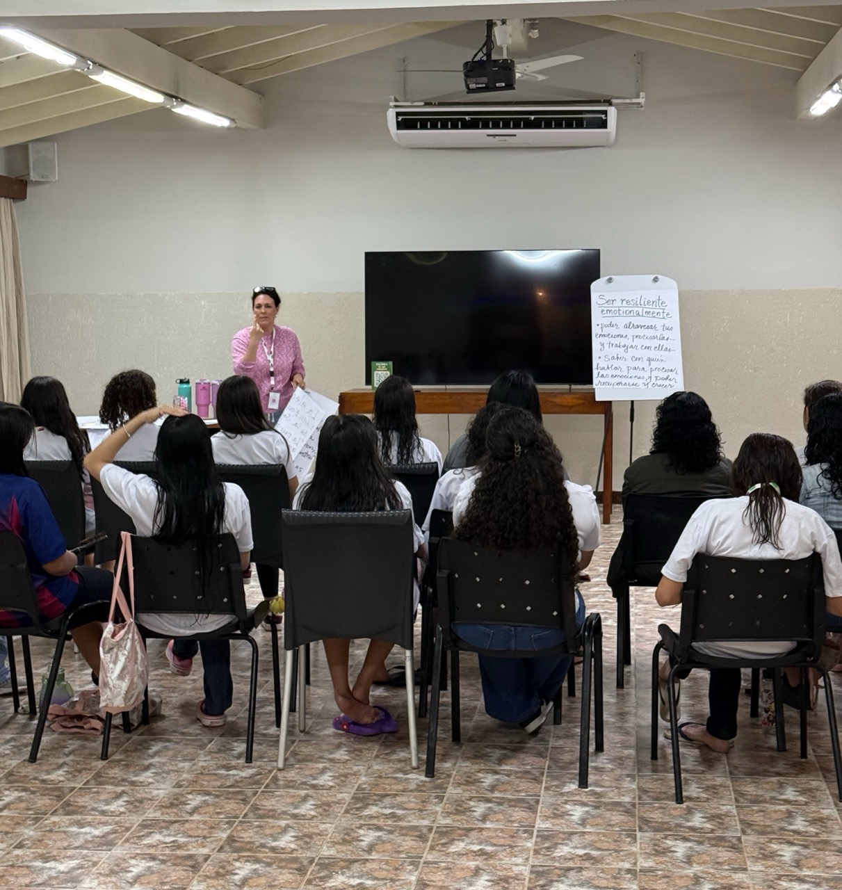 Charla sobre resiliencia emocional durante el retiro Campalma