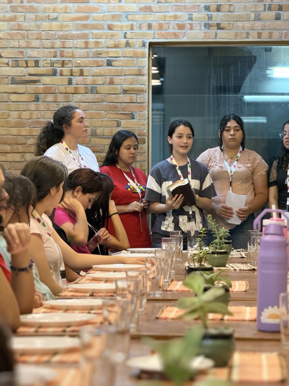 Participantes compartiendo un testimonio durante una comida en el retiro