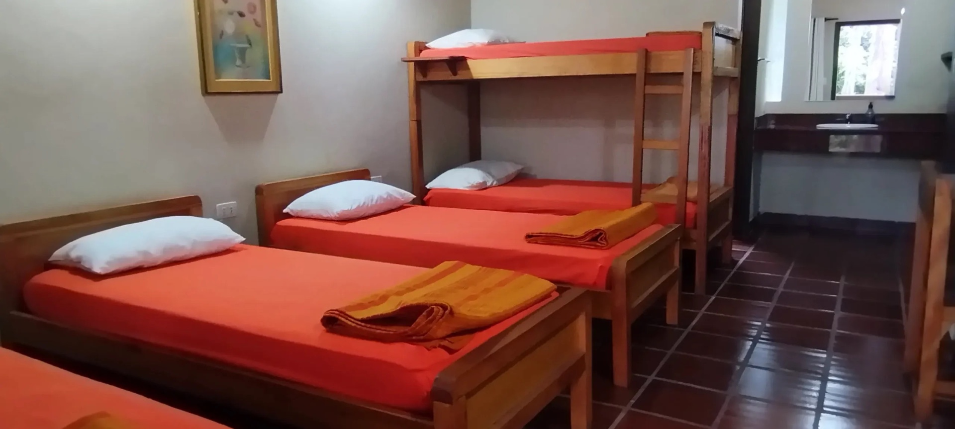 Habitación con camas y literas